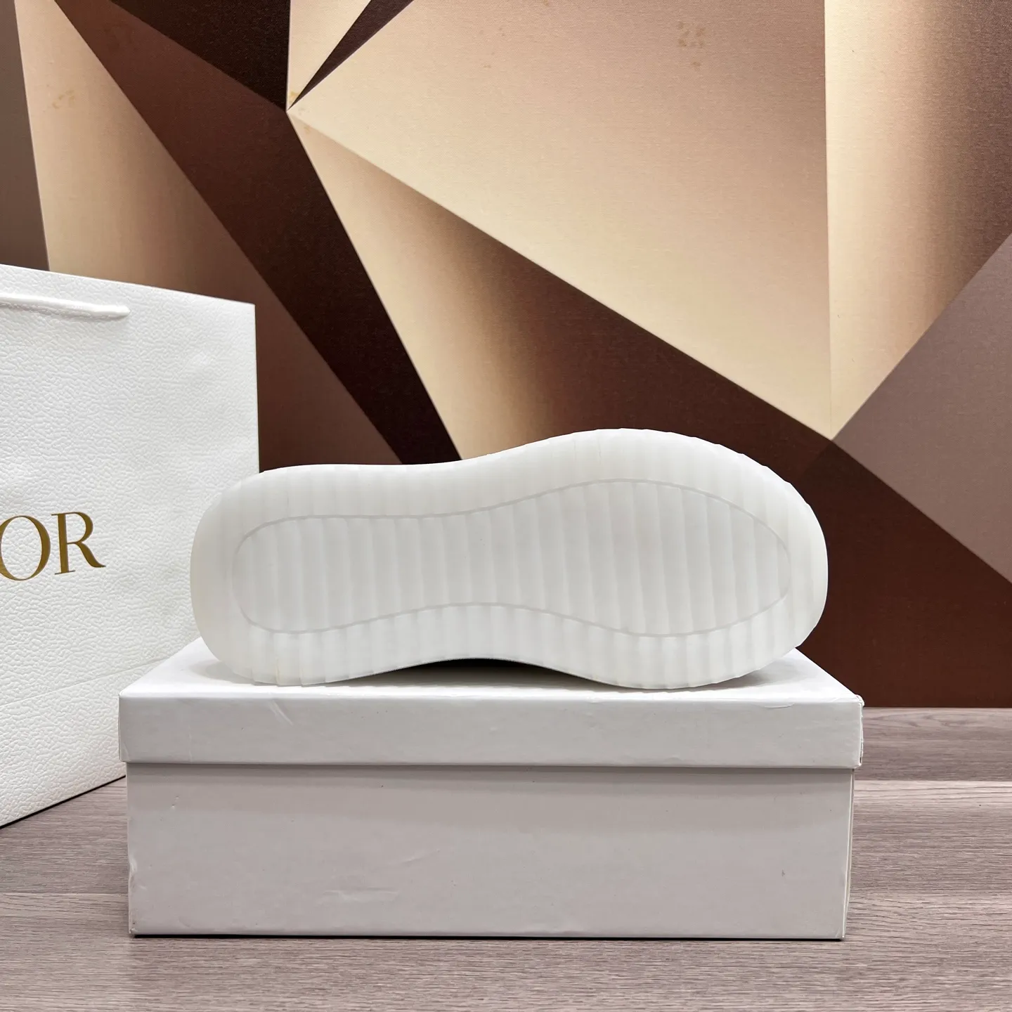 Factory price: 438💰Dior original quality.~ Unique modern style sneakers. 🏃A must-have casual shoe for trendy men😍😍 Imported cowhide fabric, sheepskin foot pads (refuse to discolor and grind feet) soles: Original soles specially provided by the original factory, French lazy style design ⚠️Fit to the feet, original quality, super comfortable original soles. It’s like shooting the real thing🎬The real thing is better, high-quality sneakers, men’s shoe size: 38-44 (45 and 46 can be customized)